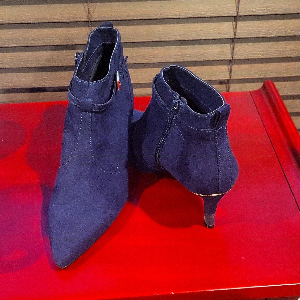 Ladies blue suede booties size 8.5 Jones New York